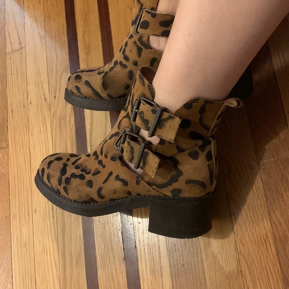 Topshop Leopard Print Boots - Picture 4 of 7